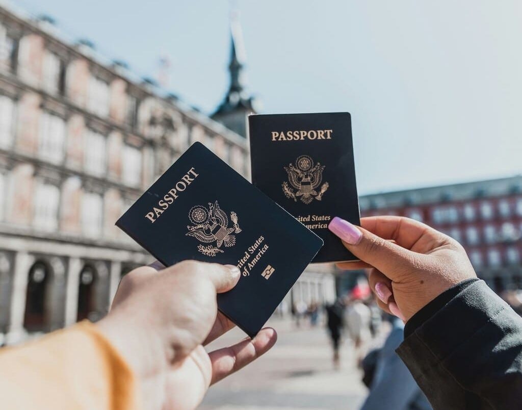 Trẻ em đi chuyến bay quốc tế cần xuất trình hộ chiếu, visa và vé máy bay